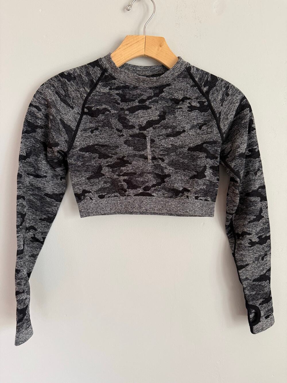 Gymshark Adapt Long Sleeve Crop Top Black Camo, size small